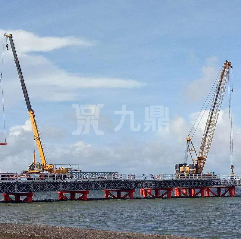 贝雷片不仅有结构简单的优点，而且它适应性很强